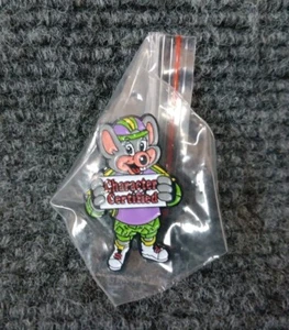Chuck E Cheese Figur zertifiziert Anstecknadel Neu aus altem Lagerbestand - Bild 1 von 4