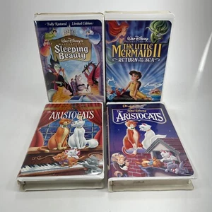 Disney The Aristocats - Little Mermaid II -Sleeping Beauty VHS Movies Lot of 4 - Foto 1 di 6