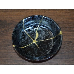 Japan's modern Kintsugi golden Japanese porcelain dish - Picture 1 of 17