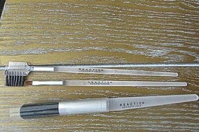 Juego de 3 brochas de maquillaje Kenneth Cole Reaction -NUEVO-LABIO-BLUSH-CEJAS Foto 1 de 2