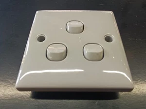 GREY - Clipsal 3 Gang 2 Way Light Switch - Retro / Motorhome Campervan Caravan - Picture 1 of 2