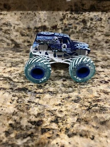 Spin Master Monster Jam Fire & Ice Grave Digger Truck New 1:64 - Picture 1 of 6