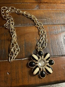 Vintage J. Collana con ciondolo smalto bianco e nero Crew catena robusta fiore grande - Foto 1 di 4