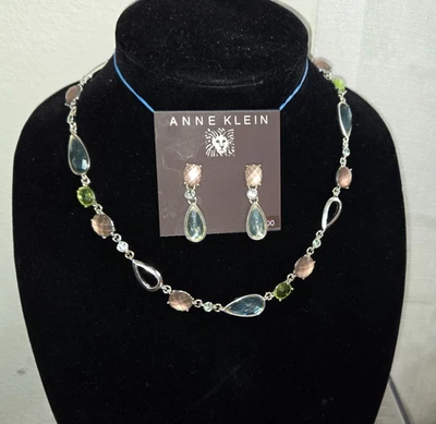 Juego de collar y pendientes colgantes Anne Klein tono plata pera y piedra ovalada - Foto 1 de 4