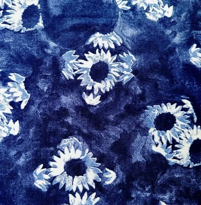 Tela floral de rayón de colección 54”x2 yardas blanco/azul claro flores del sol en azul oscuro Foto 1 de 4