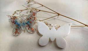 Set Schmetterlings-Schlüsselanhänger aus Epoxidharz – 4cm x 5cm - Bild 1 von 3