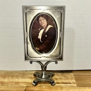 Vintage Steifer silberfarbener Sockelrahmen mit Vintage Foto einer Frau - Bild 1 von 6