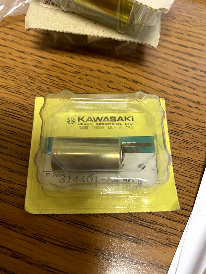 КОНДЕНСАТОР KAWASAKI ОТ ОРИГИНАЛЬНОГО ПРОИЗВОДИТЕЛЯ. ДЕТАЛЬ NO 21013-2005. - Изображение 1 из 2