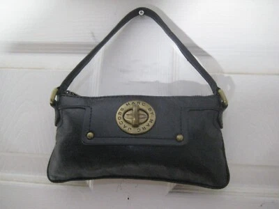 Mini bolso sin asas de hombro de cuero negro Marc by Marc Jacobs. Foto 1 de 4