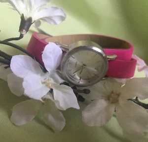 Nuevo reloj envolvente rosa fucsia American Eagle Outfitters totalmente nuevo - Imagen 1 de 5