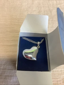 AVON NOS NEW OLD STOCK SILVERTONE HEART PENDANT NECKLACE - Foto 1 di 6