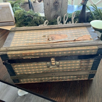 Antiguo baúl vaporero muñeca vintage miniatura pequeño cofre de madera Foto 1 de 4