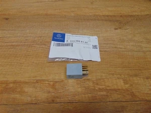 20A Relay Genuine Mercedes 415/420/453 - A4159820123 - Picture 1 of 1