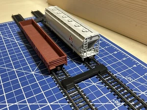 Set di 4 distanziali distanziali per posa binari treno paralleli scala HO 2,5" 18 piedi - Foto 1 di 12