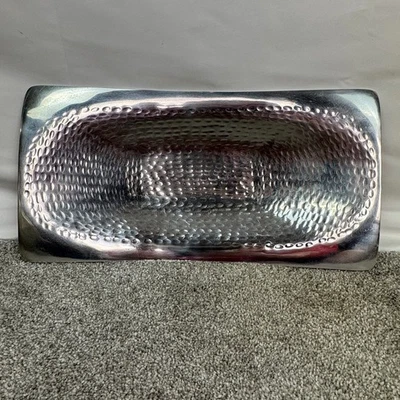 Bandeja rectangular de aluminio martillado para el hogar Robert Lee Morris RLM 18"x9" Foto 1 de 4