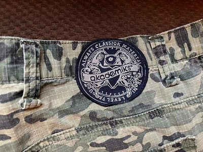 Pantalones Cortos Carga Akademics Camo - ¡Parches Estilo JNCO SÚPER GENIALES! Talla 36 Fit! Foto 1 de 4