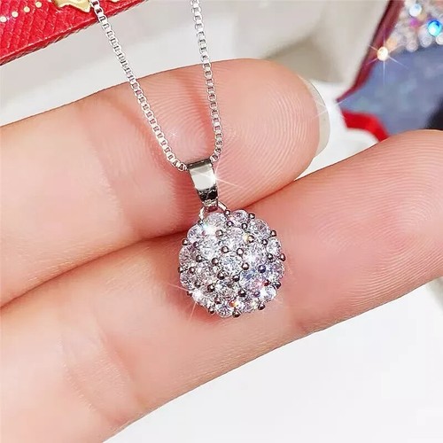 VETEMENTS Ciondolo Piccolo Cluster Diamante Simulato Taglio Rotondo 1 22 Ct Placcato Oro Bianco 14K