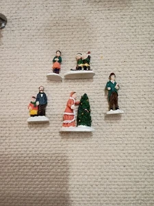 5 Christmas Village Figures - Picture 1 of 3