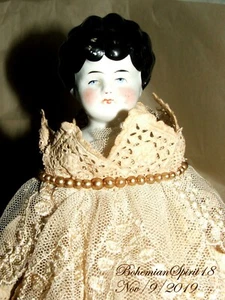 ANTIGUO VESTIDO DE ENCAJE CON CABEZA DE PORCELANA Mark 1900 MUÑECA Cuerpo de tela 14 - Imagen 1 de 12