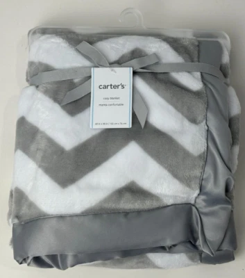 Difícil de encontrar Nueva con etiquetas Manta para bebé Carters gris y blanco Chevron Zig Zag a rayas satinadas Foto 1 de 4