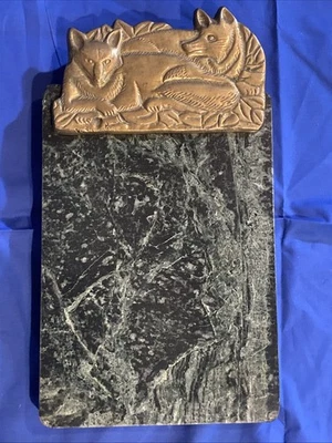 Tábua de corte vintage de mármore verde latão com lobos/raposas - 12”X 7” - Imagem 1 de 4