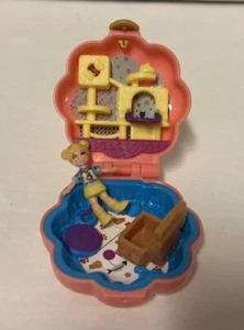 Casetta da gioco Polly Pocket Tiny Pocket Places perfetta compresa una bambola 2018 - Foto 1 di 7