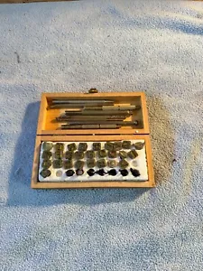 Leder Craftool Lot Alphabet Stempelset Blumen Muscheln unvollständiges Set - Bild 1 von 5