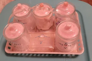 TOCADOR ROSA BEBÉ NIÑA AÑOS 50 5 FRASCOS CUBIERTOS DE VIDRIO Y JABONERA CON BANDEJA LUCITE - Imagen 1 de 11