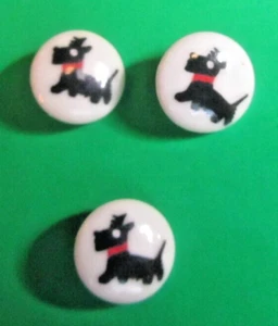 (3) VINTAGE La MODE 5/8" RED COLLAR SCOTTIE DOG WHITE PLASTIC SHANK BUTTONS-L868 - Picture 1 of 2