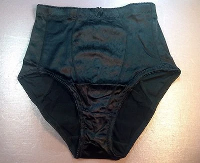 Bragas, calzoncillos de mujer "Eva Cervantes" talla XL. Negro suave brillante satinado con decoración Foto 1 de 4