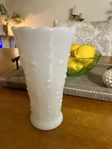 Vintage Anchor Hocking White Milk Glass Teardrop Pearl Dots Arrows Vase - Picture 1 of 2