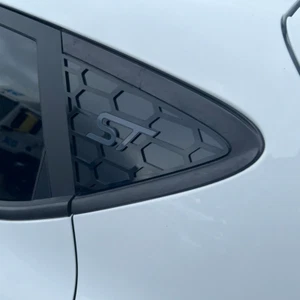 Mk8/8.5 Fiesta ST (5-Türer) 4D Acryl Heckscheibeneinsätze (Paar) - Grau ST Logo - Bild 1 von 2