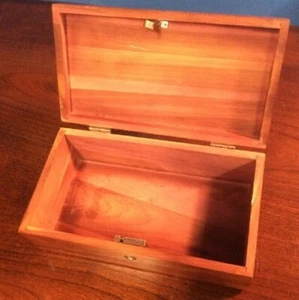 Scatola portagioie in legno da collezione usata 9"x4 3/4"x3 1/2"  - Foto 1 di 12