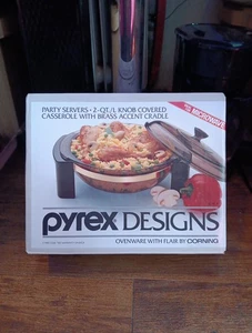 Vintage 80er Jahre Pyrex Designs 2 Qt. Kasserolle mit Deckel und Messing Akzent Wiege. NEU - Bild 1 von 5
