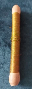 Bobine en bois avec fil de soie cordonnet vert et rouge - Foto 1 di 5
