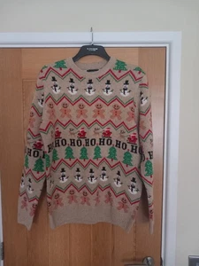 NEXT CHRISTMAS MAGLIONE MEDIUM P2P 22" NUOVO SENZA ETICHETTE PAN DI ZENZERO UOMO HO HO HO ALBERO PUPAZZO DI NEVE - Foto 1 di 2