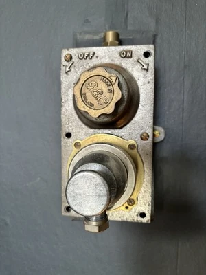Vintage Cast On/Off Wall Light Switch by GEC Electric - Image 1 of 4