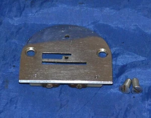 PLACA DE AGUJA ORIGINAL CON TORNILLOS CANTANTE 221 MÁQUINA DE COSER PESO PLUMA PIEZA USADA - Imagen 1 de 3