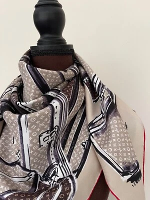 Unisex Louis Vuitton Monograma Logo Marrón Baúles Borde Rojo Seda Bufanda Envoltura Foto 1 de 4
