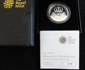 2010 SCATOLA MONETE PIEDFORT A PROVA ARGENTO £5 + RESTAURO COA DELLA MONARCHIA REALE IN PERFETTE CONDIZIONI - Foto 1 di 8