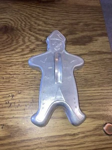 Cortador de galletas navideñas de metal vintage: Gingerbread Man, 6"T - Imagen 1 de 2