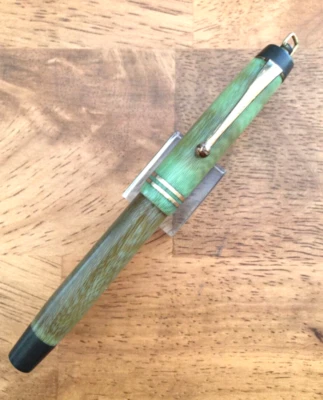 PARKER LUCKY CURVE MOIRE GREEN FOUNTAIN PEN THIN BANDS 14K GOLD NIB USA VTG - Image 1 of 4