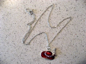 Red Hat Society emaillierter roter Hut mit lila Edelsteinen Silber Feder Halskette - Bild 1 von 3