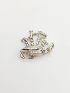 Colgante vintage con dije de gaita de plata de ley 925  - Imagen 1 de 4