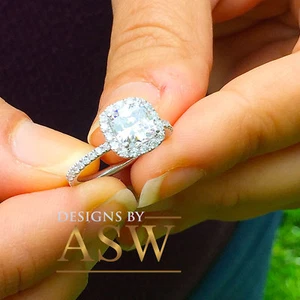 ANILLO DE COMPROMISO DIAMANTE SIMULADO DE ORO BLANCO SÓLIDO DE 14K CORTE COJÍN HALO 1,80CT - Imagen 1 de 12