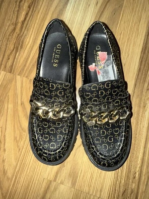 Mocasines de plataforma Guess Hillford 6,5 para mujer de cuero PU negro cadena dorada Foto 1 de 4