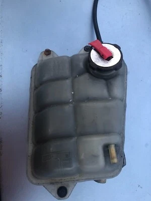 Mercedes-Benz 1984 300d depósito de refrigerante Foto 1 de 3