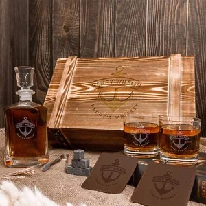 Caja de regalo de whisky de madera personalizada del ejército - jarra plana, 2 vasos, 2 co - Imagen 1 de 14