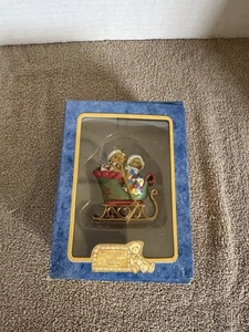 1998 Orsacchiotto Orsacchiotto Ornamento Enesco Noel Slitta Hillman 406635 In Scatola - Foto 1 di 4