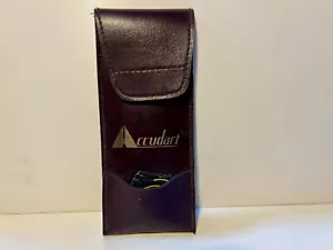 Set 3 freccette vintage Accudart punta acciaio con custodia e voli in pelle originali - Foto 1 di 7